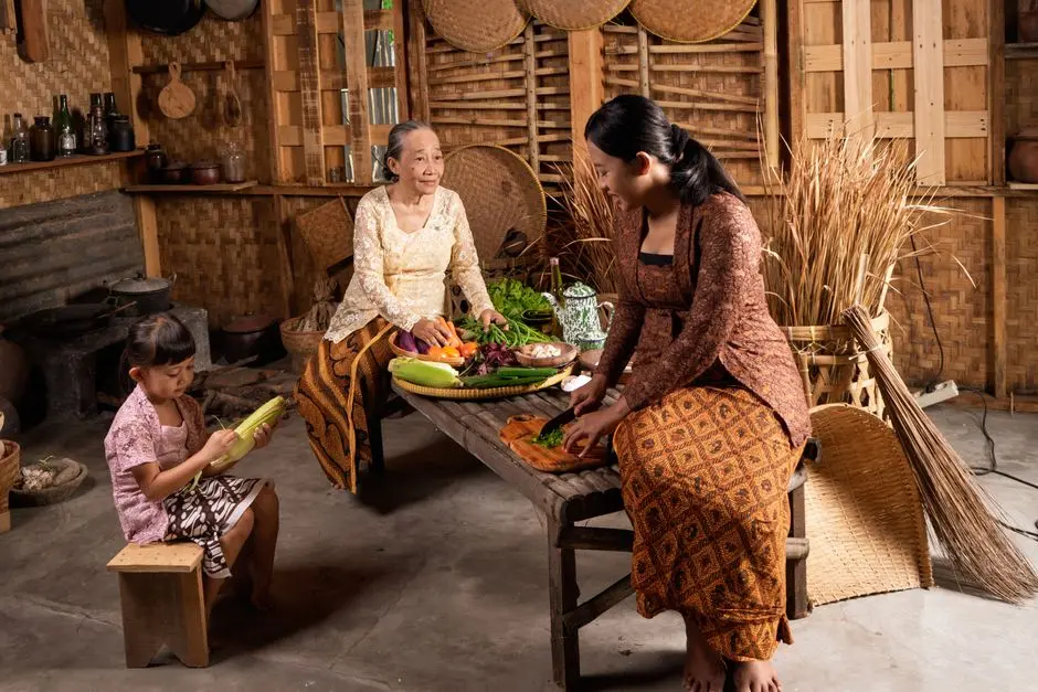 Ibu-ibu menyiapkan hidangan adat di dapur bersama