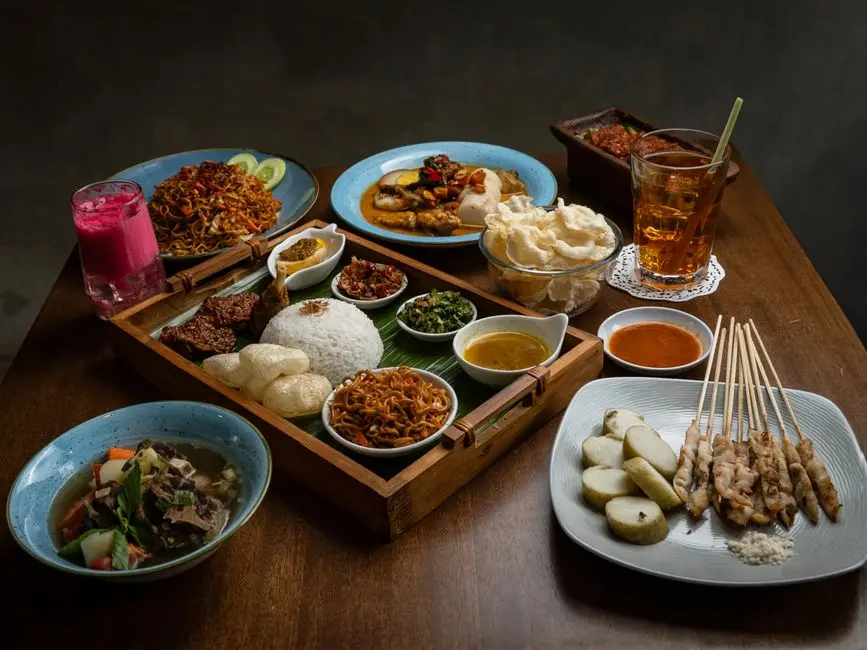 Bahan makanan khas Indonesia untuk pemula di atas meja dapur