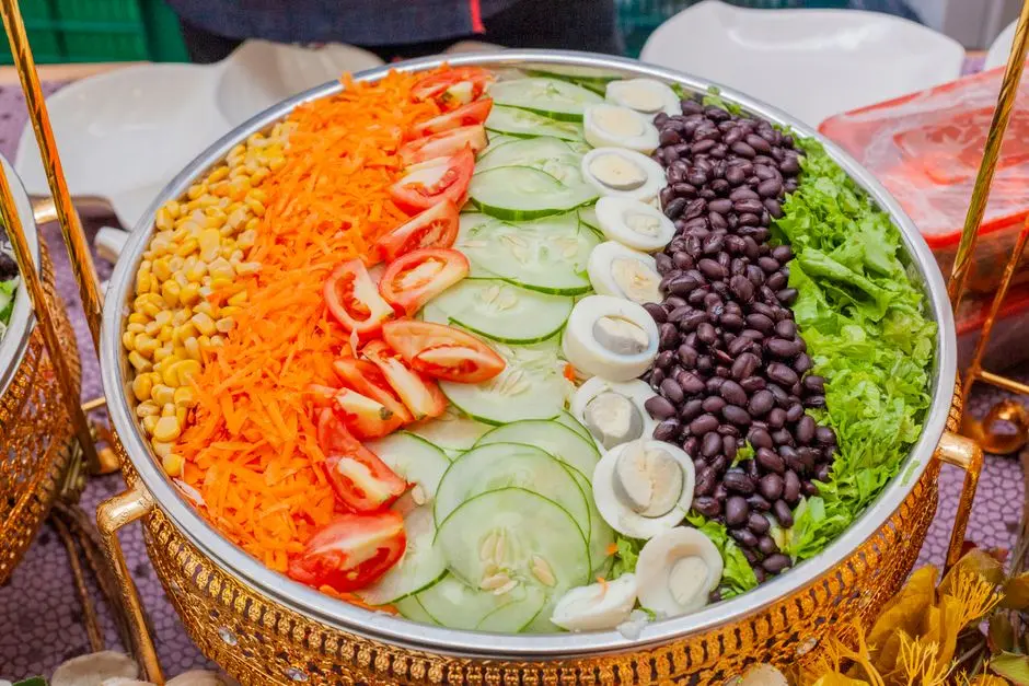 Sayur bening bayam dan jagung dalam mangkuk saji