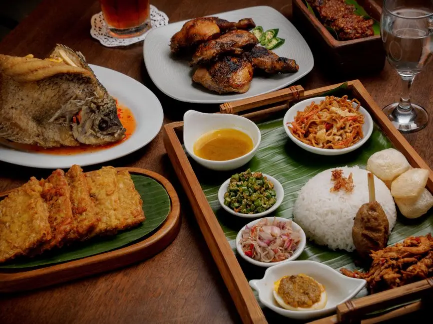 Ikan bumbu kuning dengan nasi putih dan lalapan