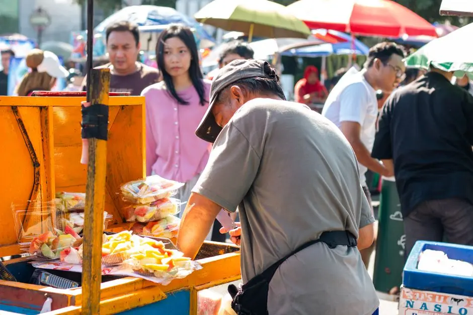 Pedagang jajanan pasar menata dagangan pagi